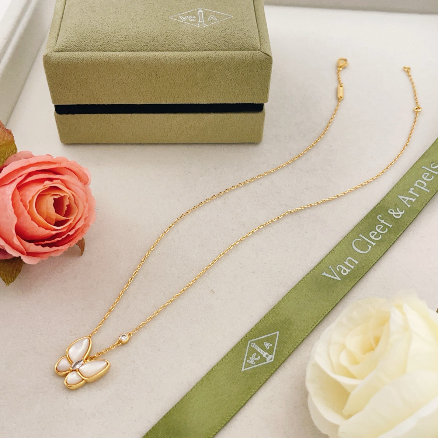Collana Van Cleef Arpels Two Butterfly con pendente Catena regolabile da 42 cm in oro giallo con madreperla bianca e diamanti