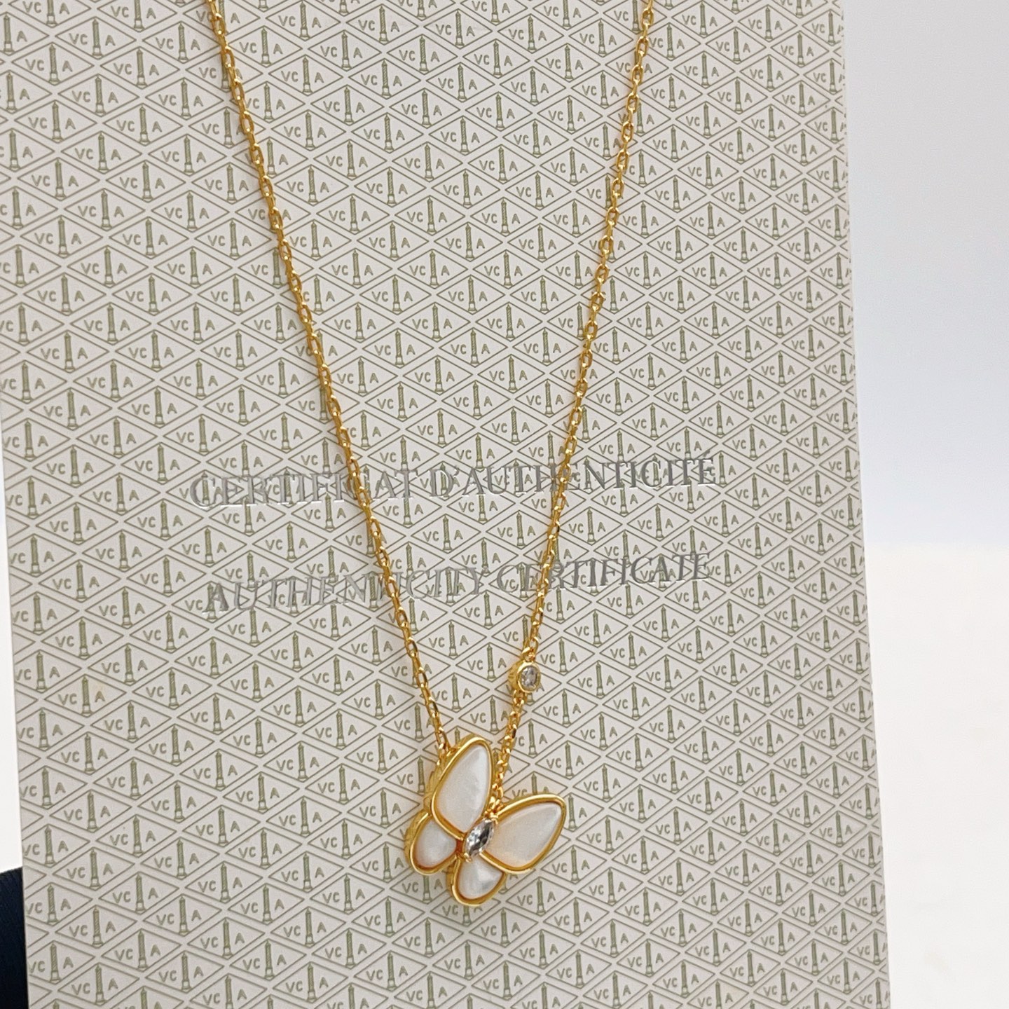 Collana Van Cleef Arpels Two Butterfly con pendente Catena regolabile da 42 cm in oro giallo con madreperla bianca e diamanti