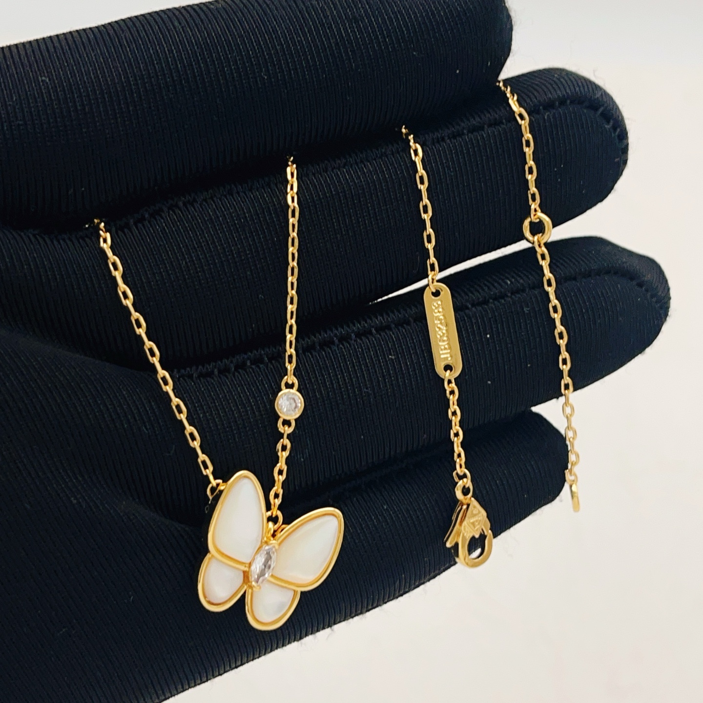 Collana Van Cleef Arpels Two Butterfly con pendente Catena regolabile da 42 cm in oro giallo con madreperla bianca e diamanti