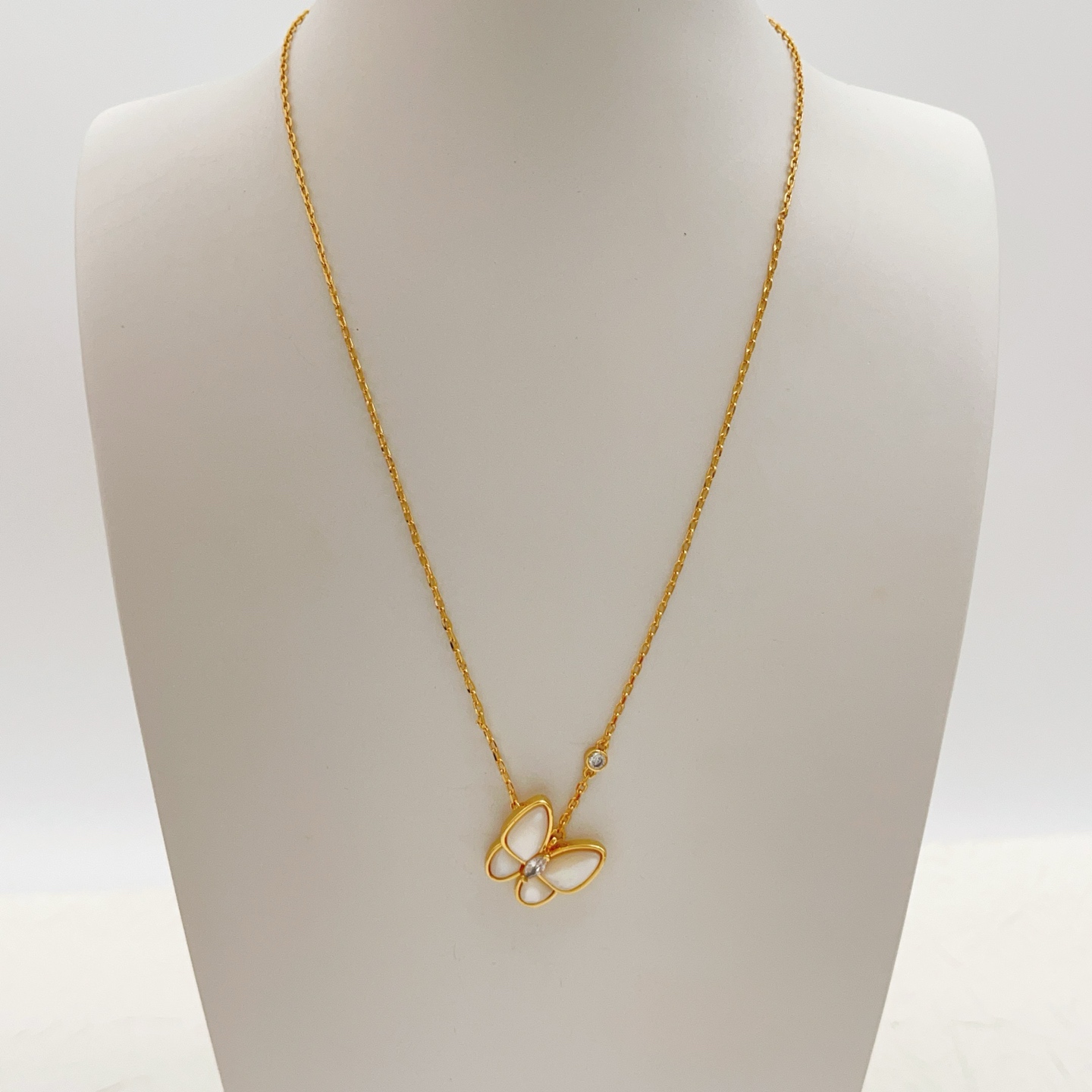 Collana Van Cleef Arpels Two Butterfly con pendente Catena regolabile da 42 cm in oro giallo con madreperla bianca e diamanti