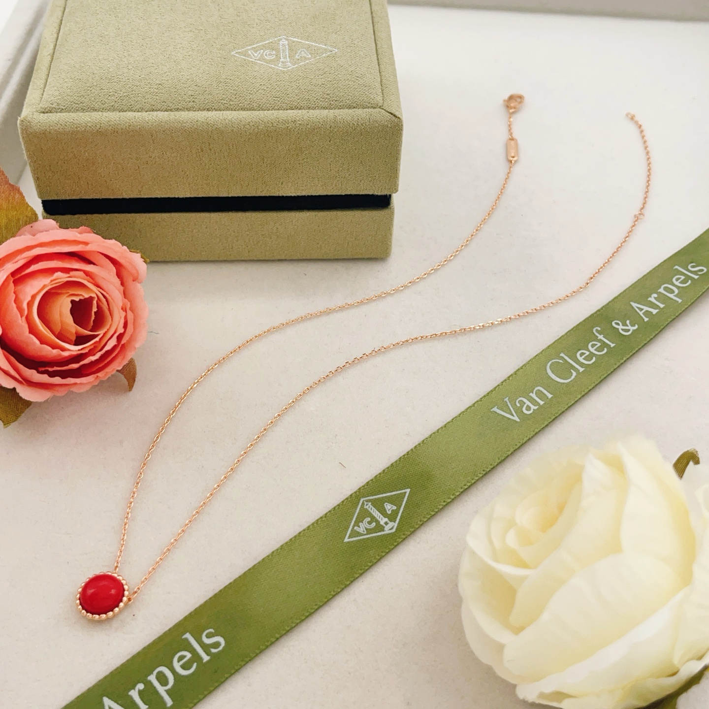 Van Cleef Arpels Collier Perlée couleurs Or rose Cornaline rouge 42cm