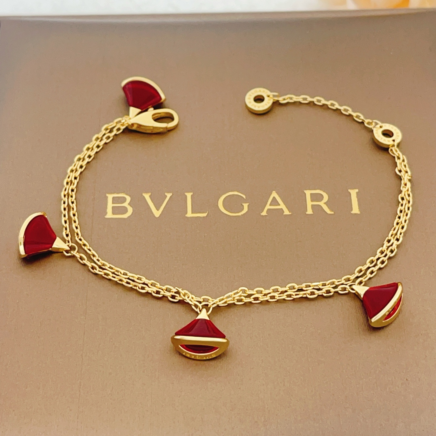 Bvlgari Divas Dream bracelet Yellow gold with carnelian red stone accents 18cm