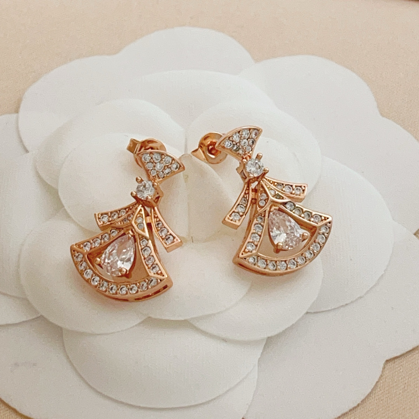 Bvlgari Divas Dream earrings Rose gold metal with clear diamond-like gemstones 1 8cm drop length