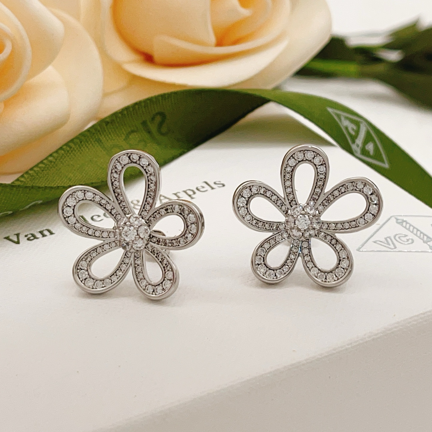 Van Cleef Arpels Boucles d'oreilles Flowerlace Or blanc diamant diamètre 15 mm