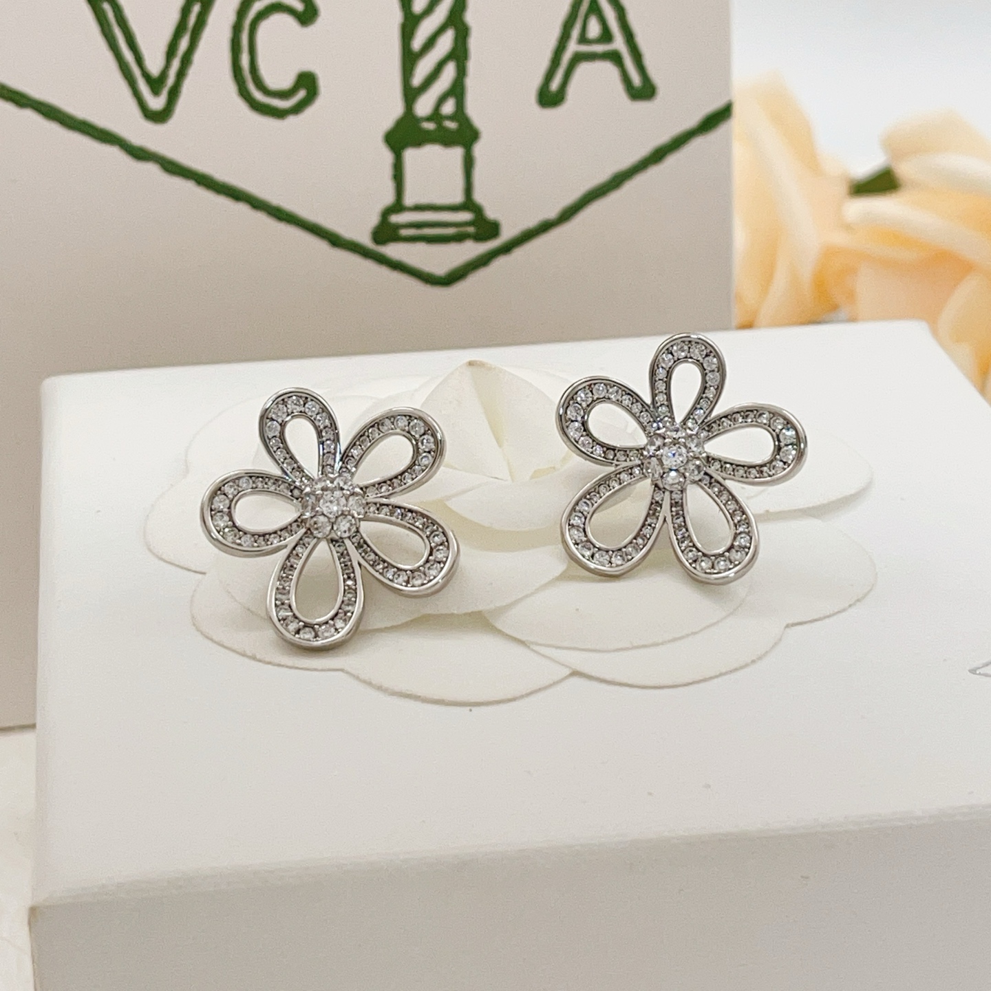 Van Cleef Arpels Boucles d'oreilles Flowerlace Or blanc diamant diamètre 15 mm