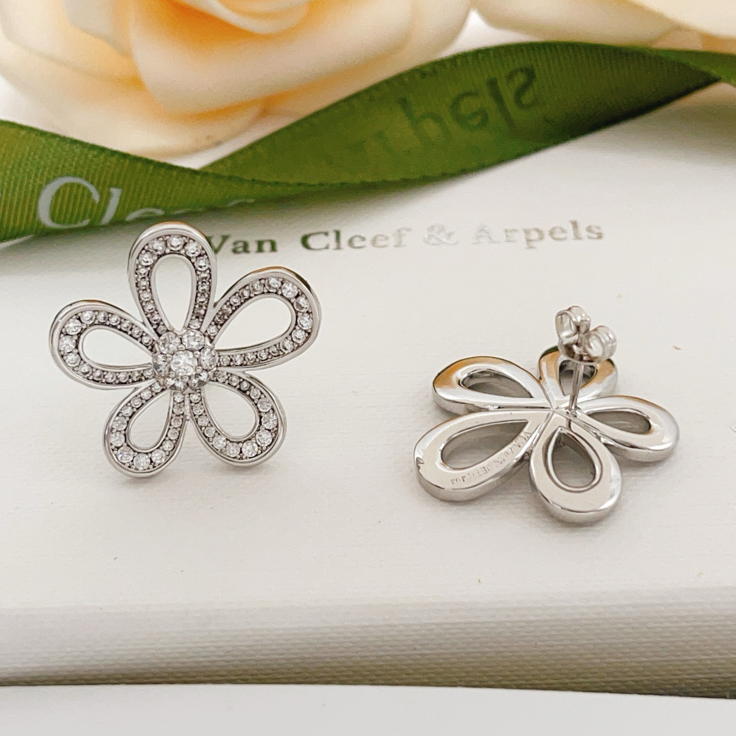 Van Cleef Arpels Boucles d'oreilles Flowerlace Or blanc diamant diamètre 15 mm