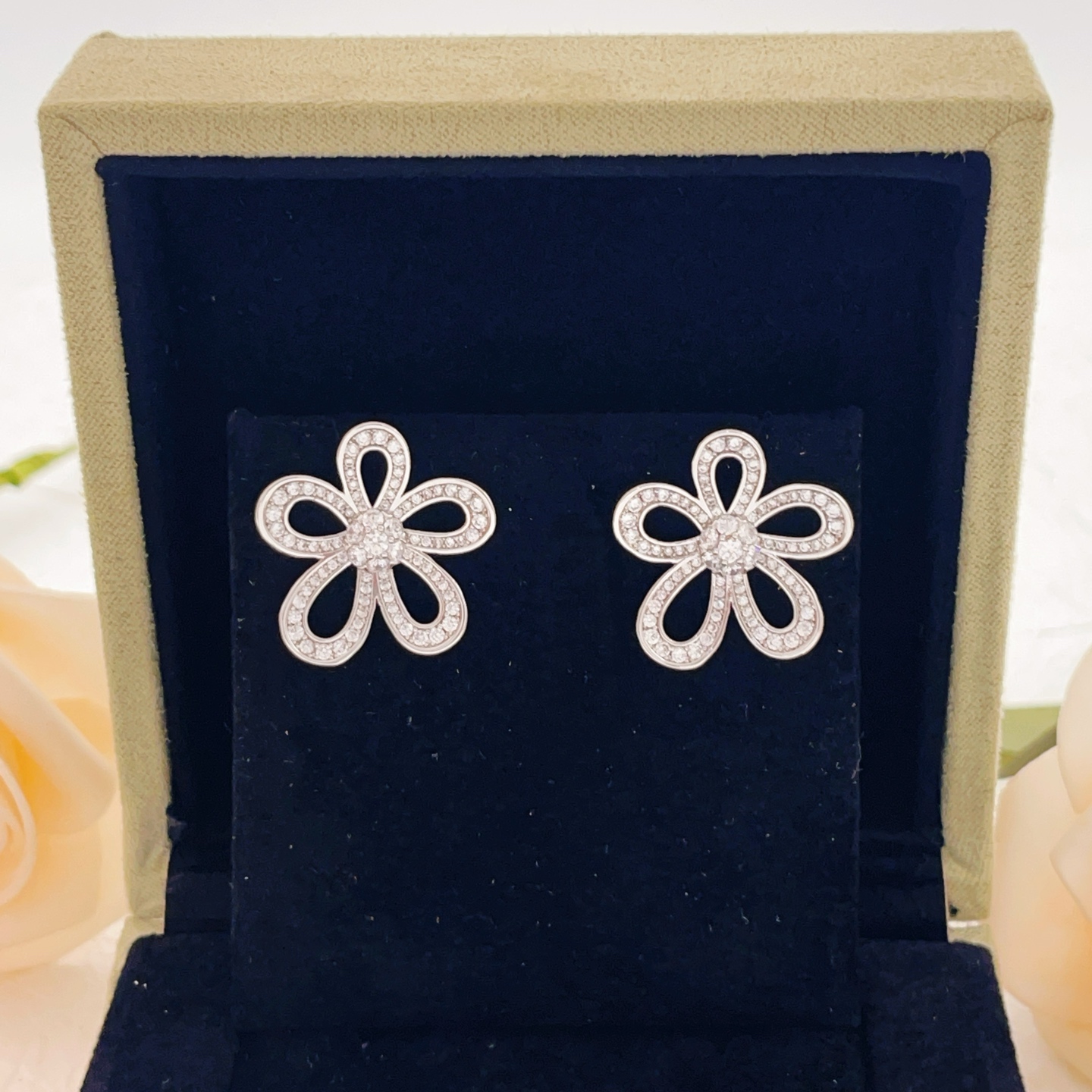 Van Cleef Arpels Boucles d'oreilles Flowerlace Or blanc diamant diamètre 15 mm