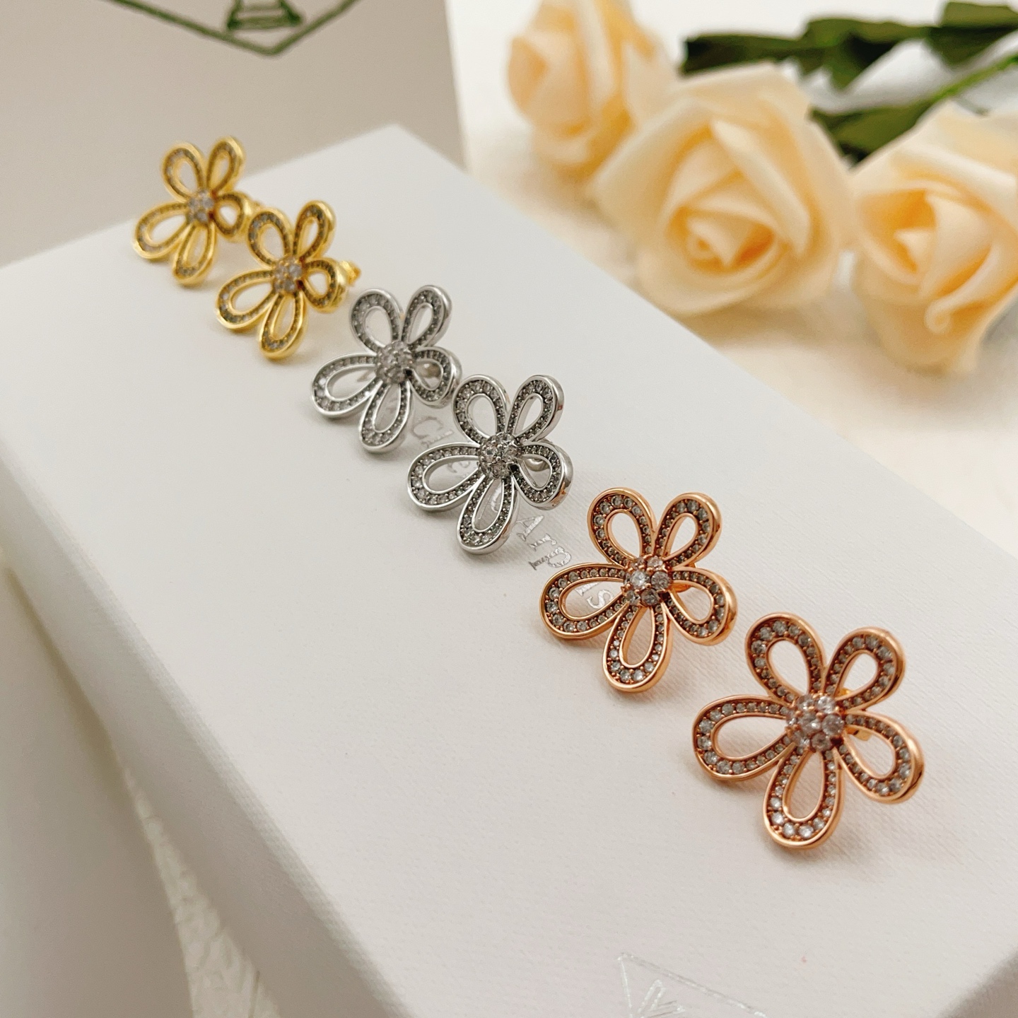 Van Cleef Arpels Flowerlace earrings yellow gold with clear diamond accents 15mm diameter