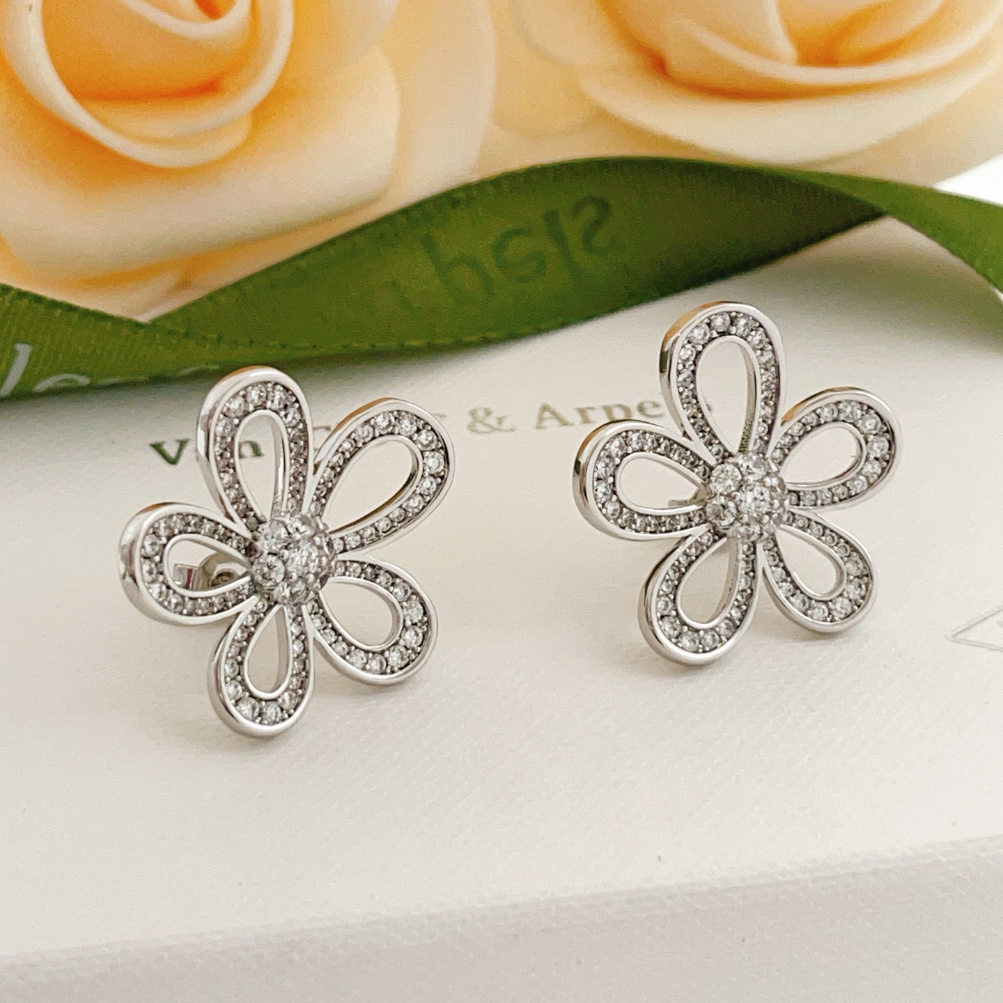 Van Cleef Arpels Boucles d'oreilles Flowerlace Or blanc diamant diamètre 15 mm