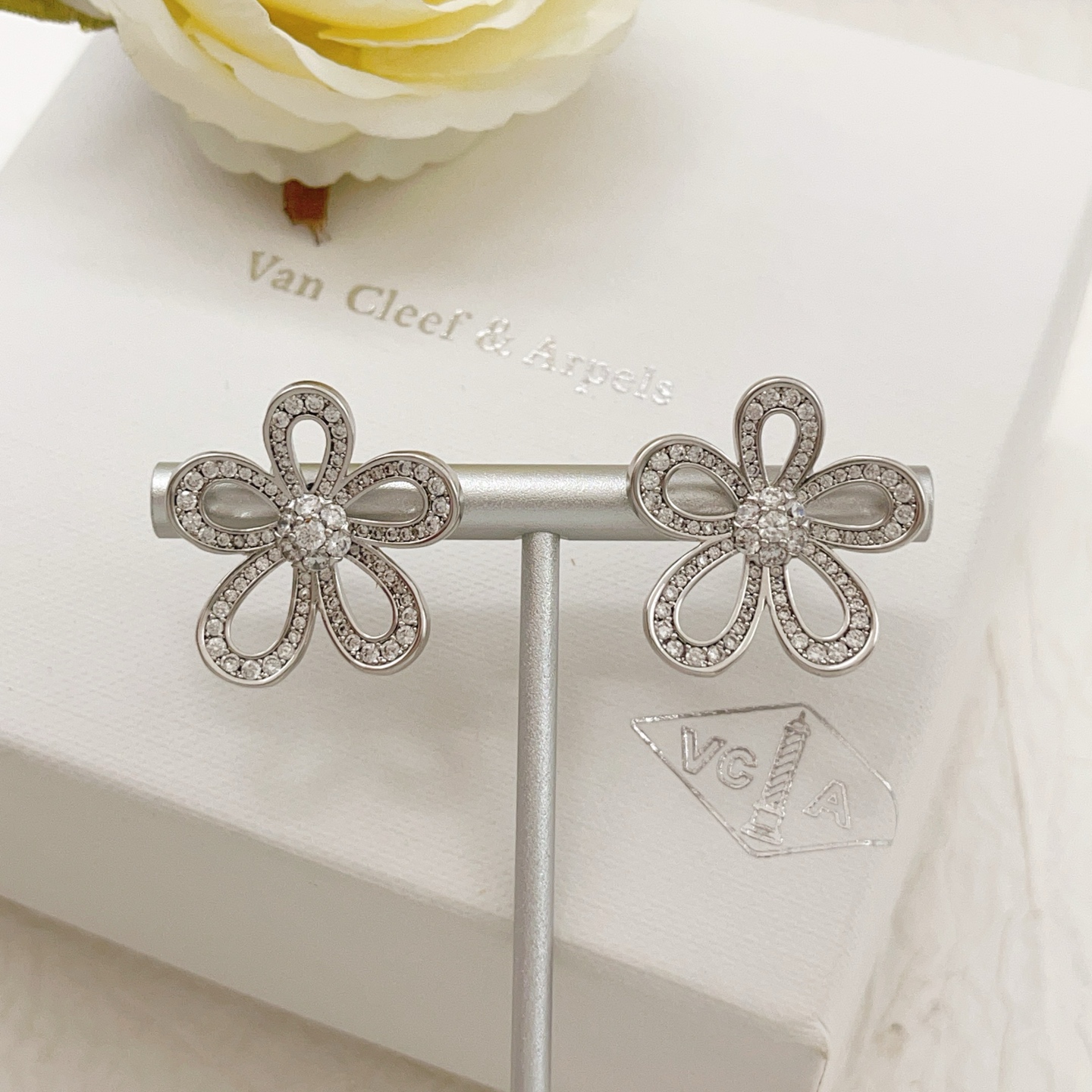 Van Cleef Arpels Boucles d'oreilles Flowerlace Or blanc diamant diamètre 15 mm
