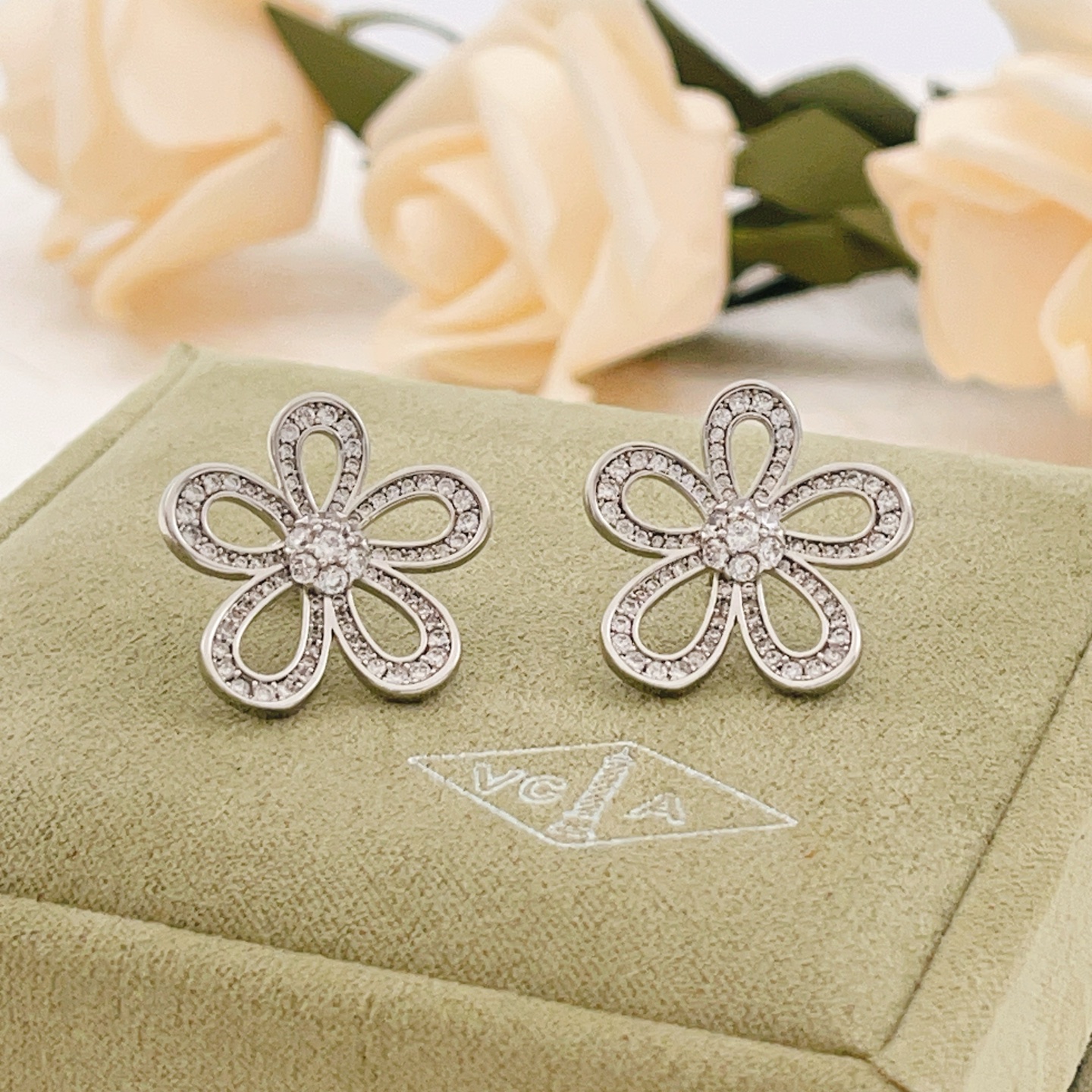Van Cleef Arpels Boucles d'oreilles Flowerlace Or blanc diamant diamètre 15 mm