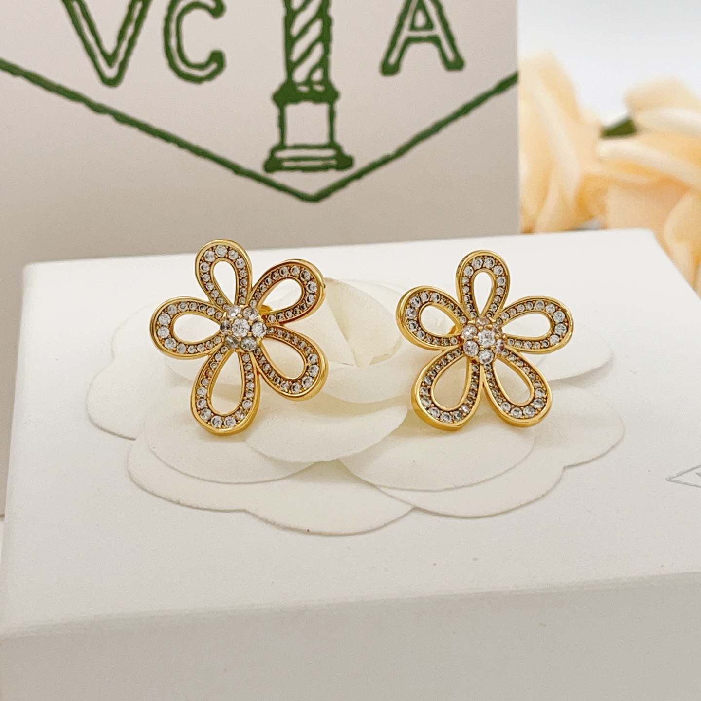 Van Cleef Arpels Flowerlace earrings yellow gold with clear diamond accents 15mm diameter