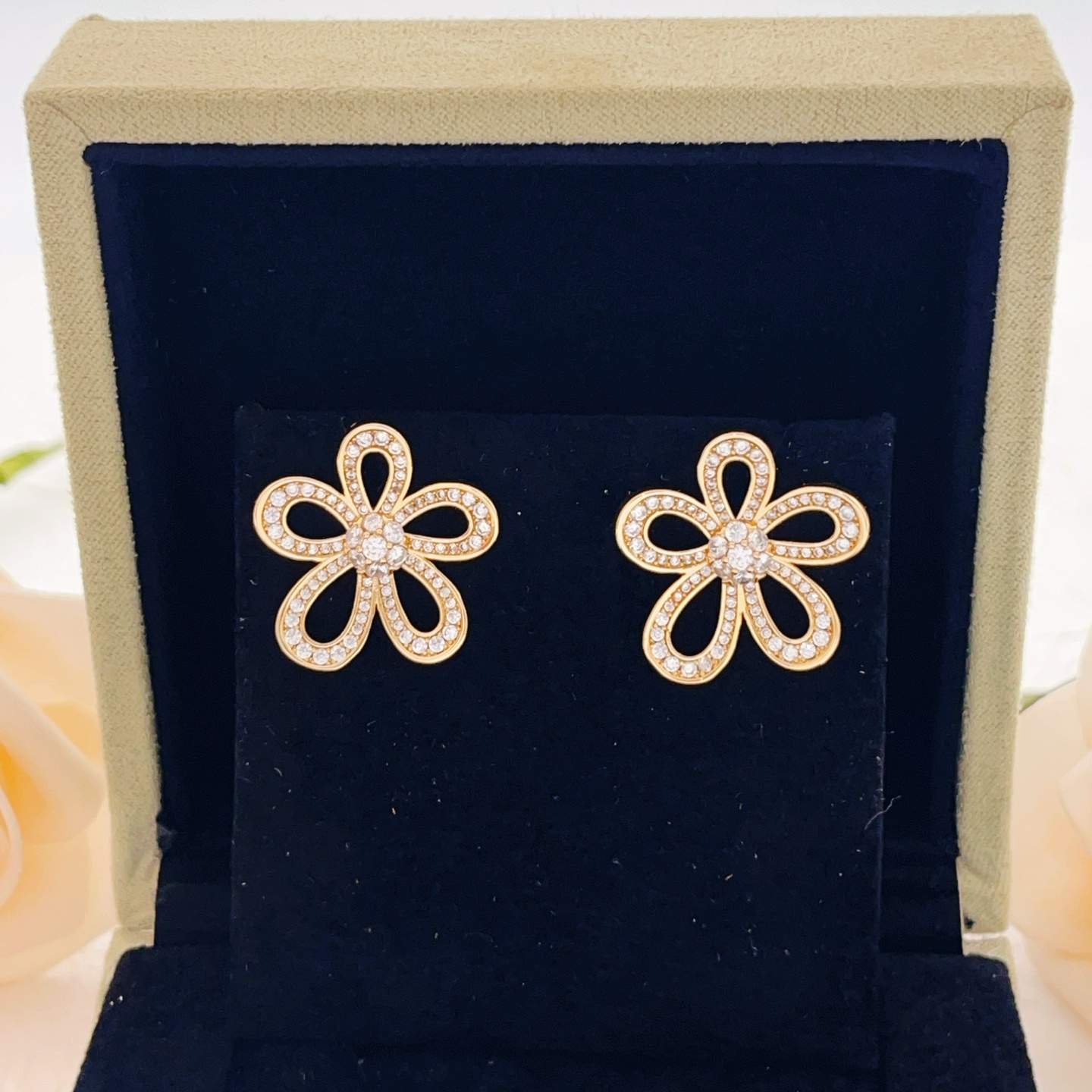Van Cleef Arpels Flowerlace earrings yellow gold with clear diamond accents 15mm diameter