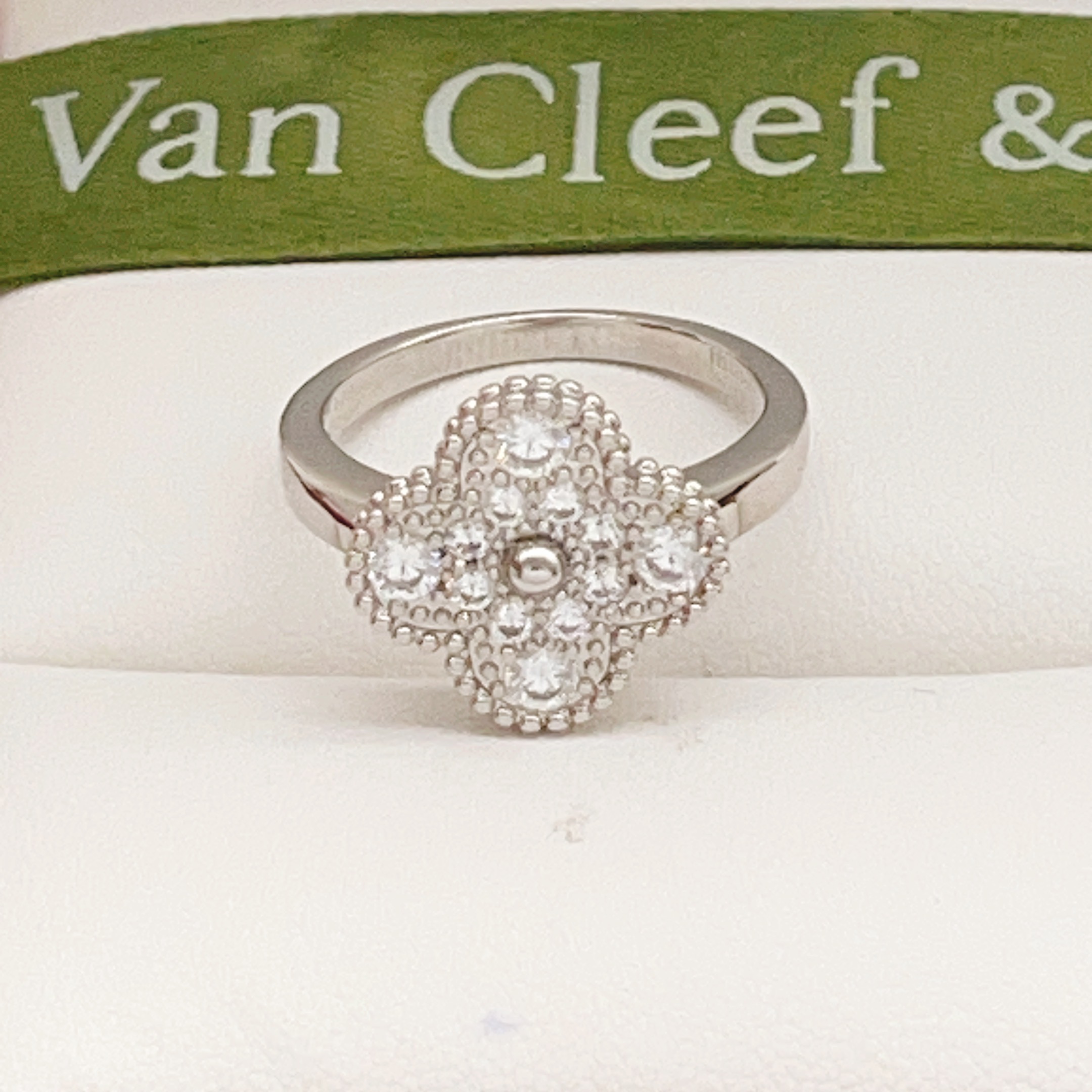 Van Cleef Arpels Bague Vintage Alhambra or blanc diamant No 7