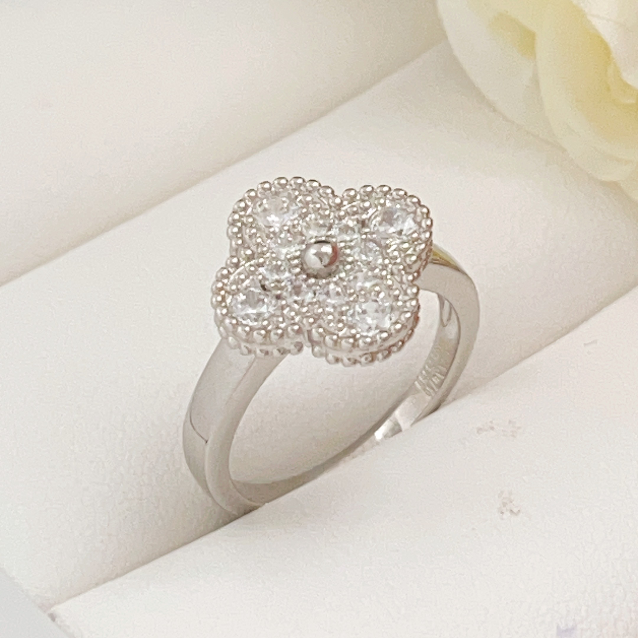 Van Cleef Arpels Bague Vintage Alhambra or blanc diamant No 7
