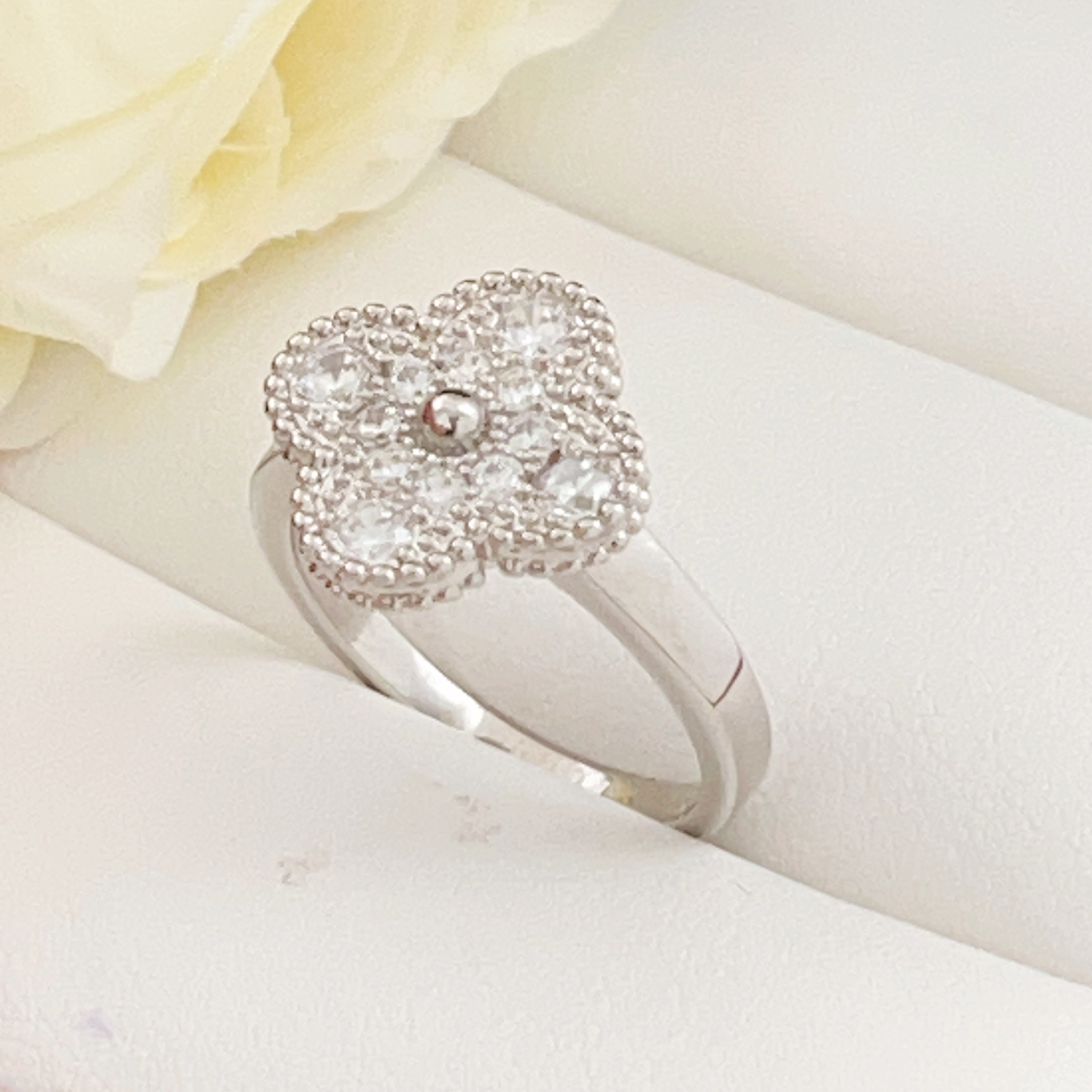 Van Cleef Arpels Bague Vintage Alhambra or blanc diamant No 7