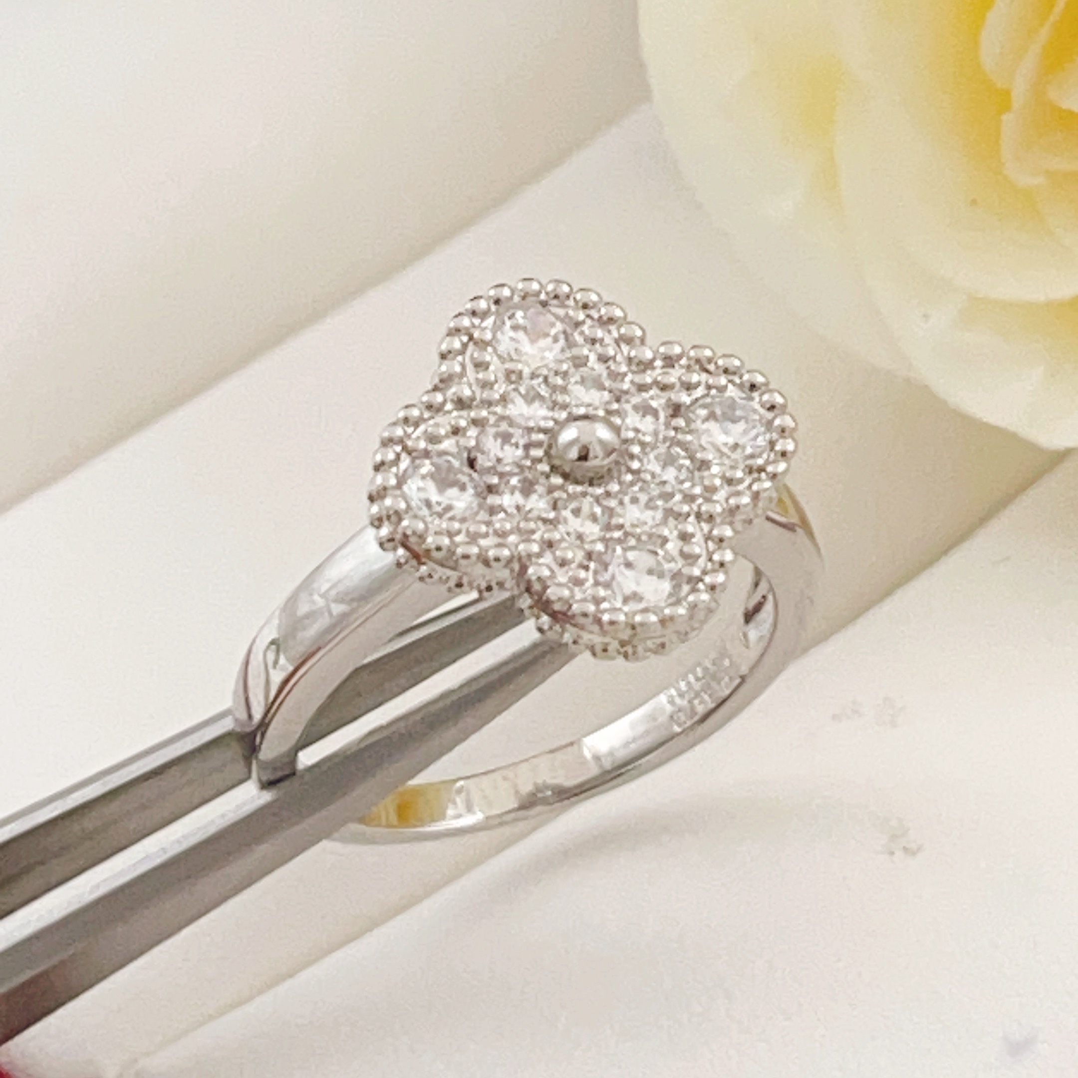 Van Cleef Arpels Bague Vintage Alhambra or blanc diamant No 7