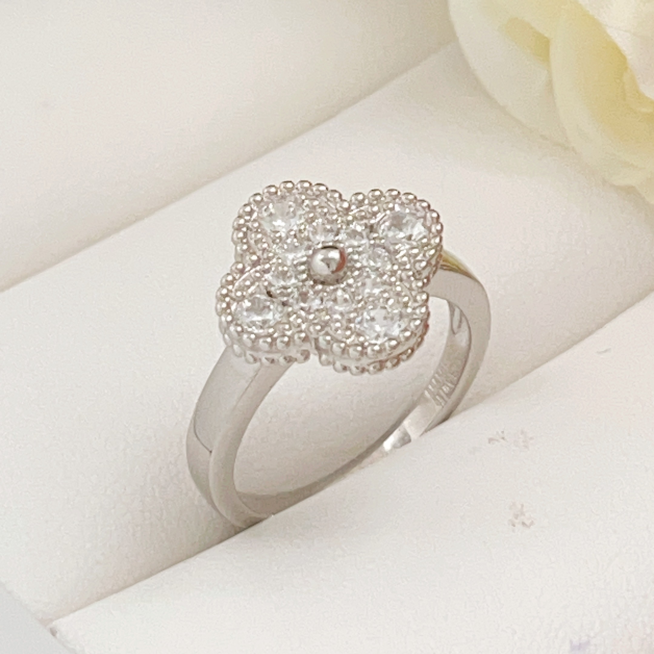 Van Cleef Arpels Bague Vintage Alhambra or blanc diamant No 7