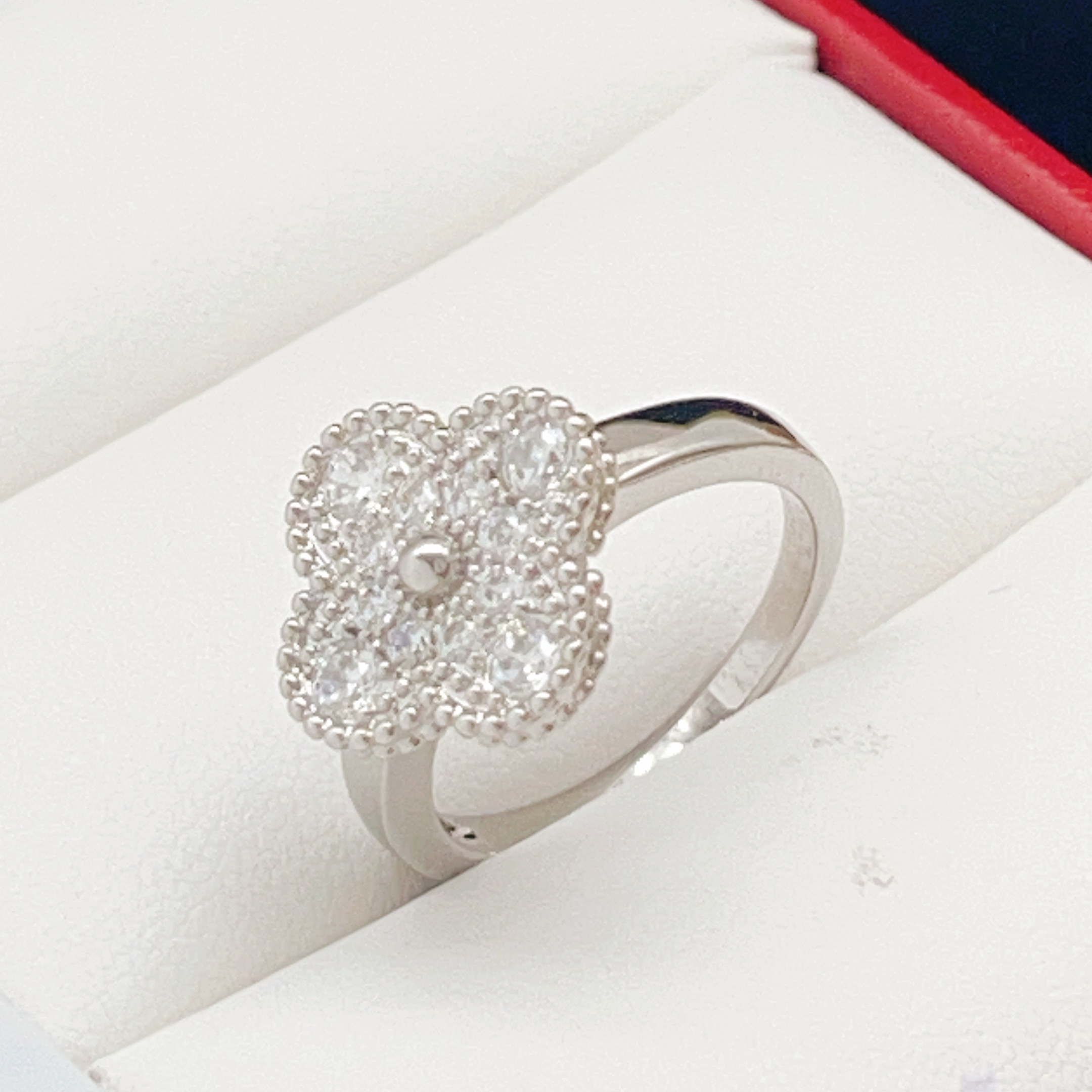 Van Cleef Arpels Bague Vintage Alhambra or blanc diamant No 7