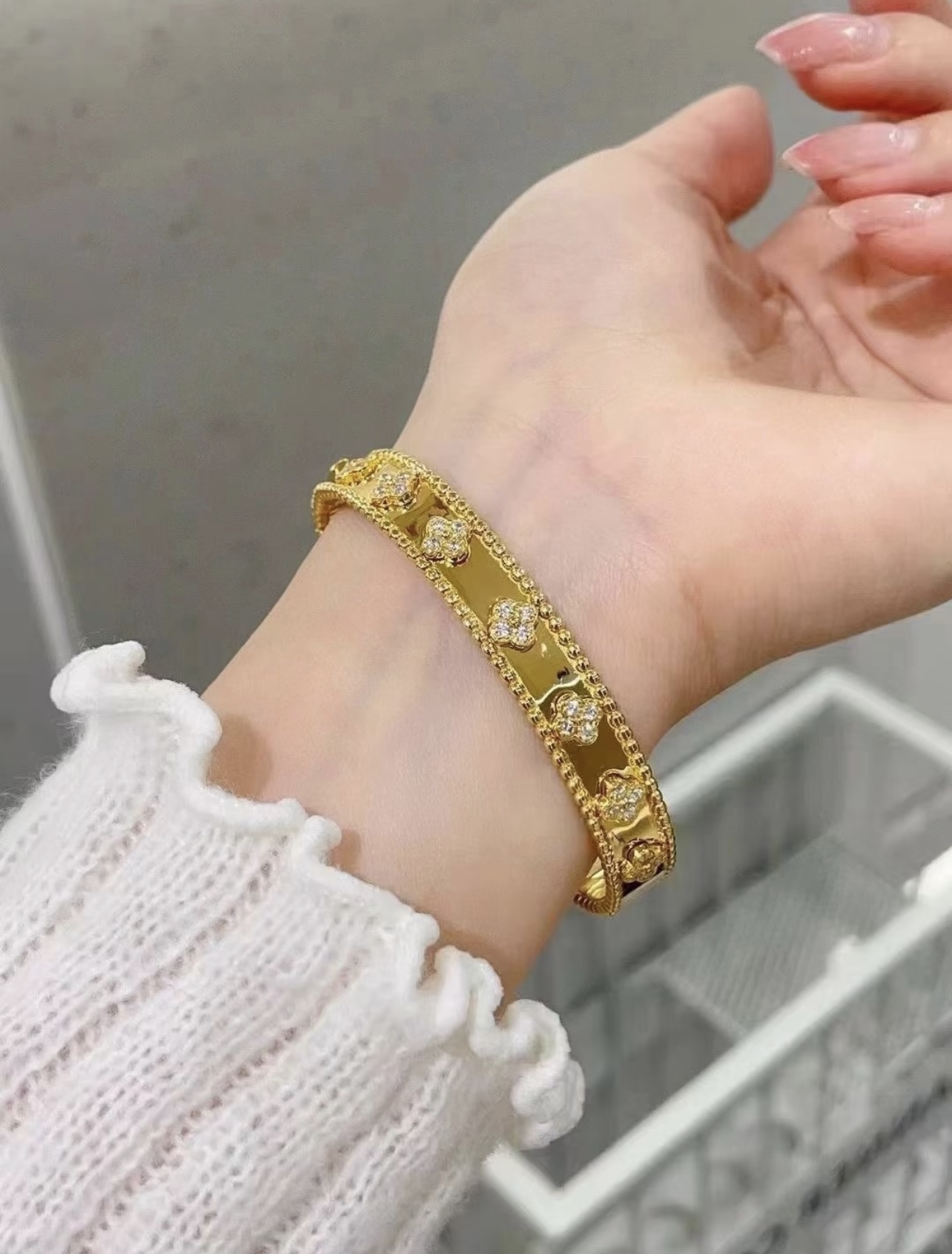 Pulseira Van Cleef Arpels Perlee Sweet Clovers em ouro amarelo com detalhes em diamante Circunferência interna de 17 cm