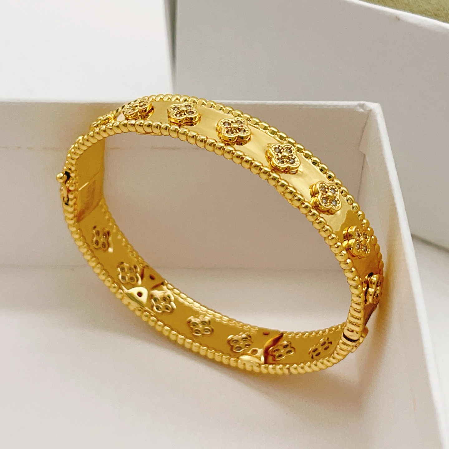 Pulseira Van Cleef Arpels Perlee Sweet Clovers em ouro amarelo com detalhes em diamante Circunferência interna de 17 cm