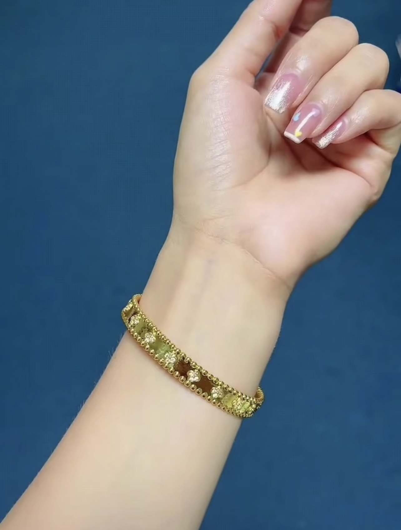 Pulseira Van Cleef Arpels Perlee Sweet Clovers em ouro amarelo com detalhes em diamante Circunferência interna de 17 cm