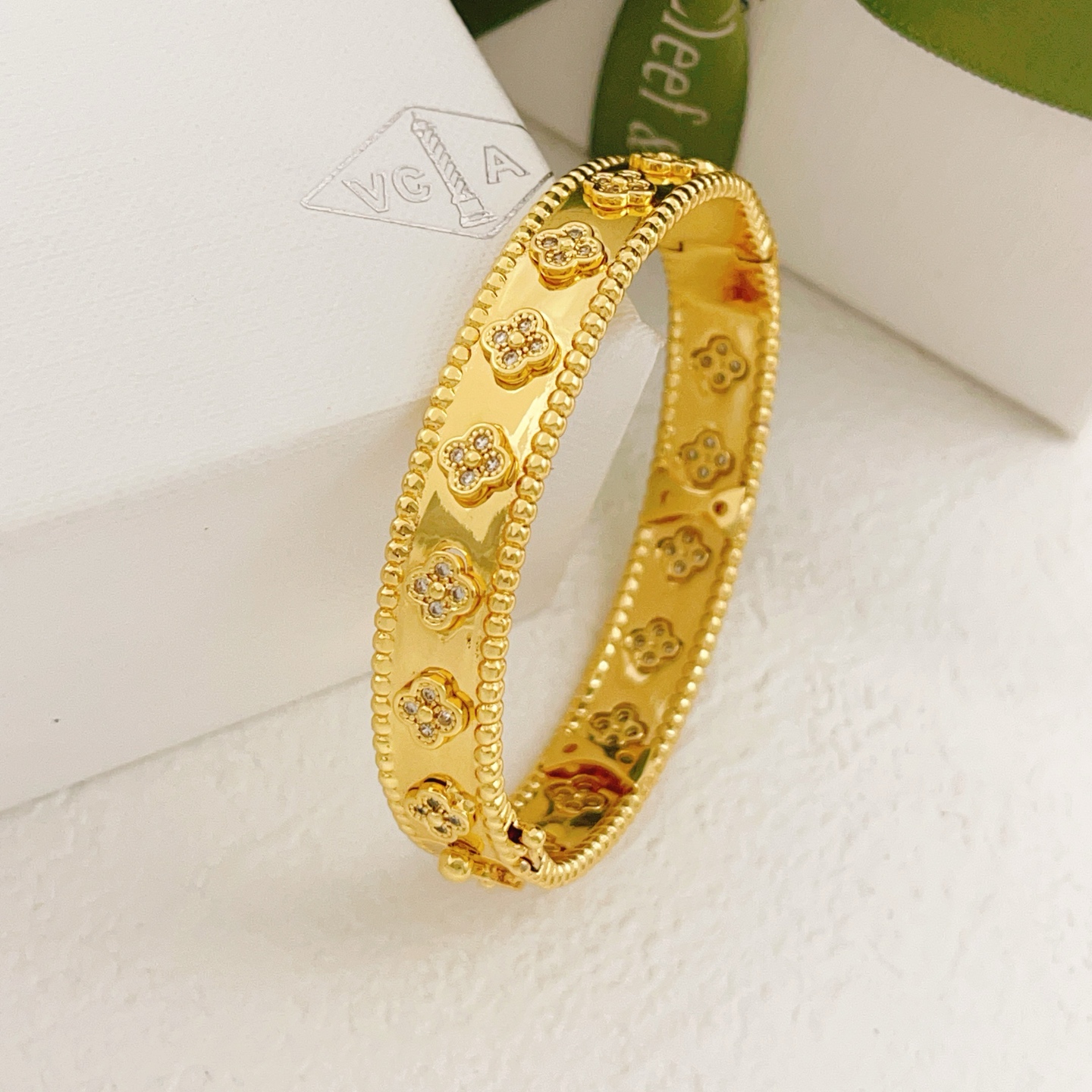 Pulseira Van Cleef Arpels Perlee Sweet Clovers em ouro amarelo com detalhes em diamante Circunferência interna de 17 cm