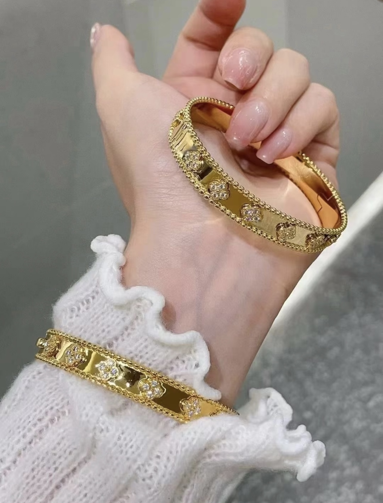 Pulseira Van Cleef Arpels Perlee Sweet Clovers em ouro amarelo com detalhes em diamante Circunferência interna de 17 cm