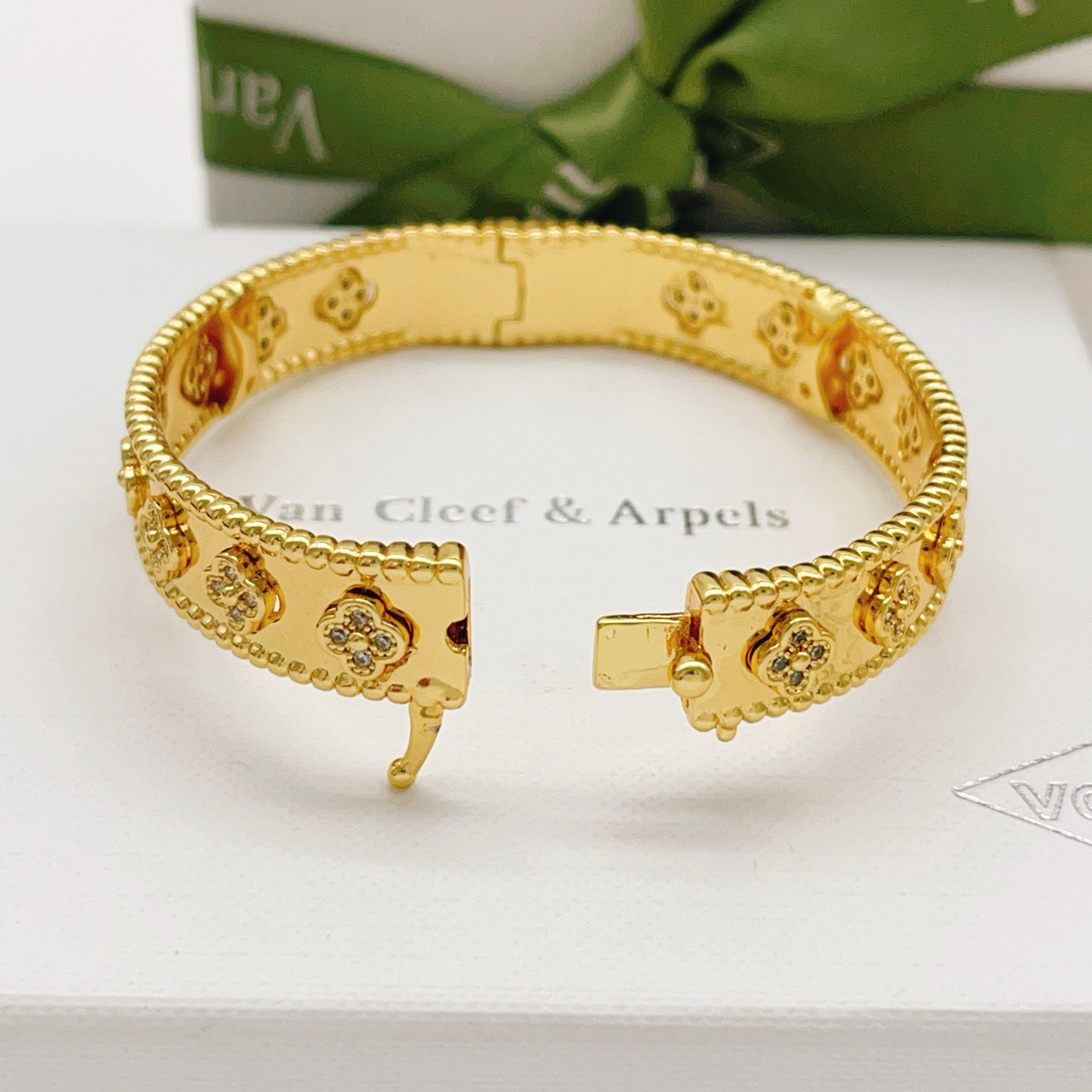 Pulseira Van Cleef Arpels Perlee Sweet Clovers em ouro amarelo com detalhes em diamante Circunferência interna de 17 cm