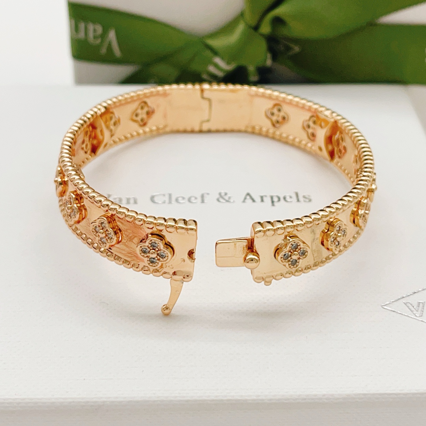 Pulseira Van Cleef Arpels Perlee Clovers em ouro rosa 18k e diamante transparente 17 cm
