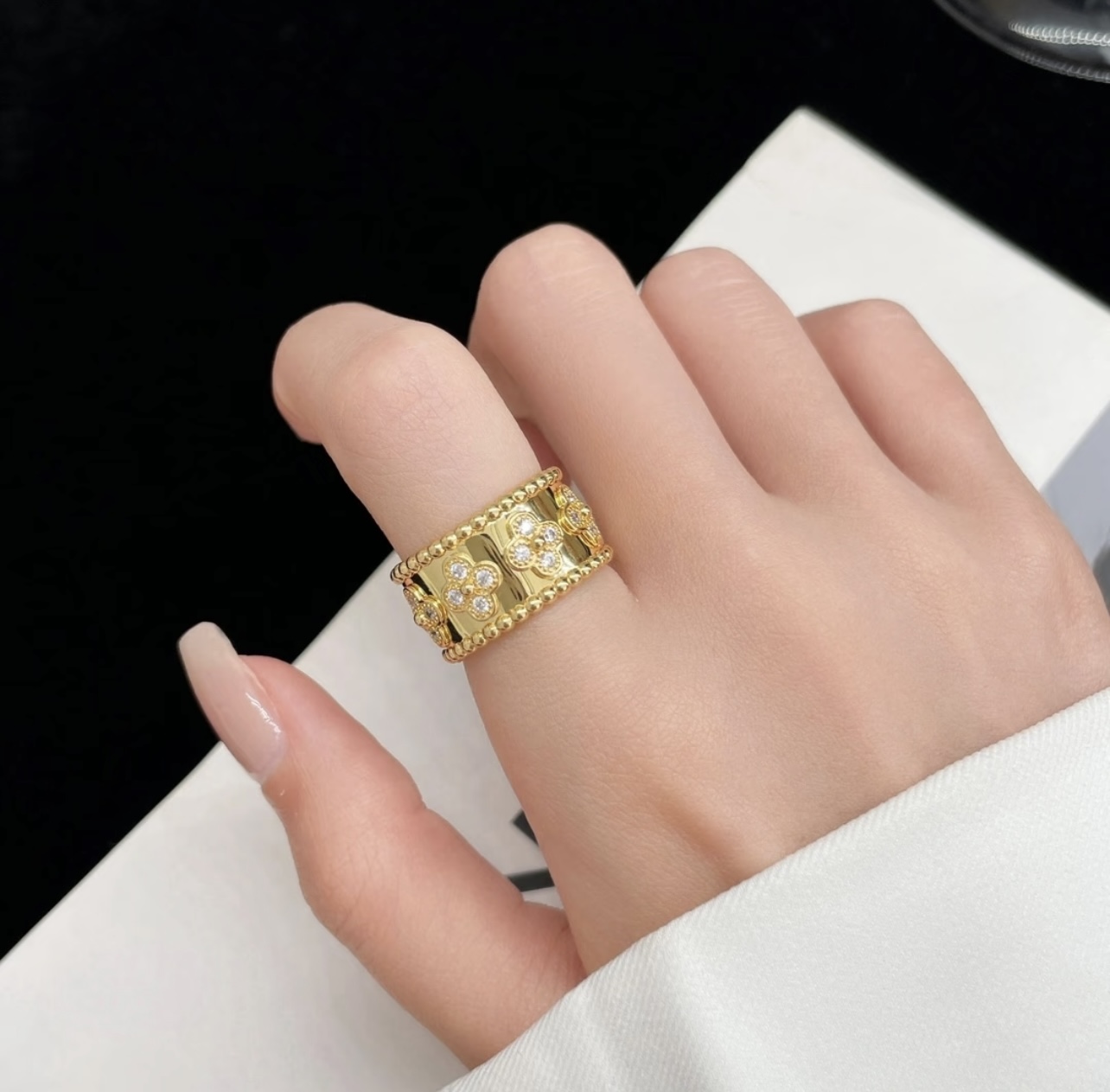 Van Cleef Arpels Bague Perlee Clovers Métal argenté avec accents de diamants transparents Métal doré jaune avec accents de diamants transparents Métal doré rose avec accents de diamants transparents US 7