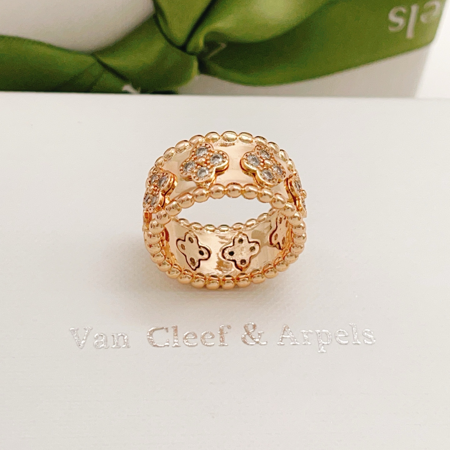 Anello Van Cleef Arpels Perlee Clovers in oro rosa con diamanti trasparenti n. 6