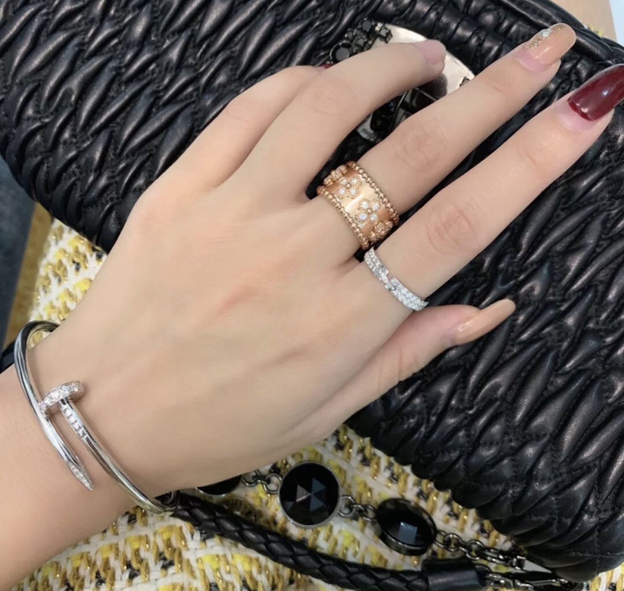 Van Cleef Arpels Bague Perlee Clovers Métal argenté avec accents de diamants transparents Métal doré jaune avec accents de diamants transparents Métal doré rose avec accents de diamants transparents US 7