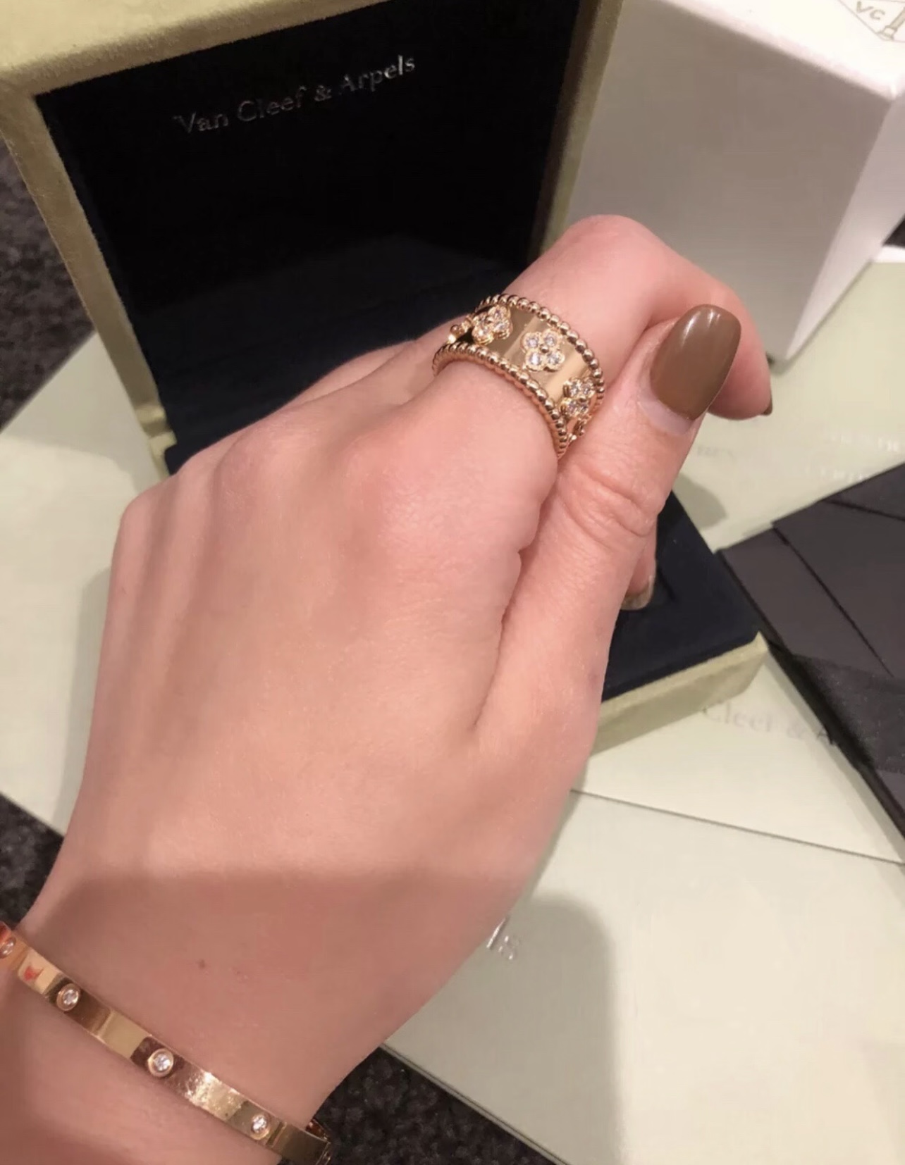 Van Cleef Arpels Bague Perlee Clovers Métal argenté avec accents de diamants transparents Métal doré jaune avec accents de diamants transparents Métal doré rose avec accents de diamants transparents US 7