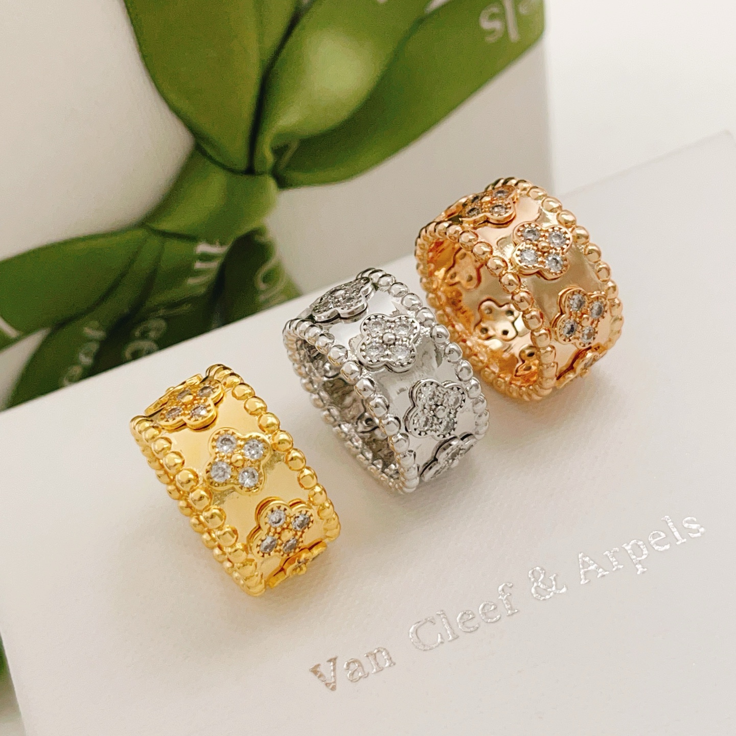 Van Cleef Arpels Bague Perlee Clovers Métal argenté avec accents de diamants transparents Métal doré jaune avec accents de diamants transparents Métal doré rose avec accents de diamants transparents US 7