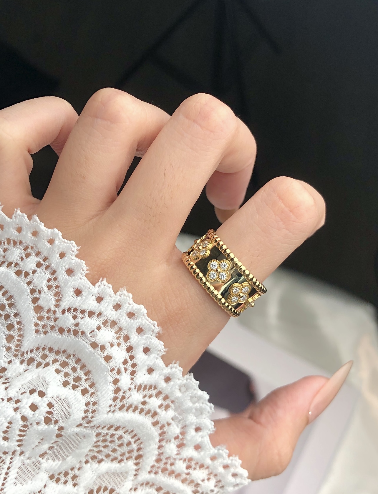 Van Cleef Arpels Bague Perlee Clovers Métal argenté avec accents de diamants transparents Métal doré jaune avec accents de diamants transparents Métal doré rose avec accents de diamants transparents US 7