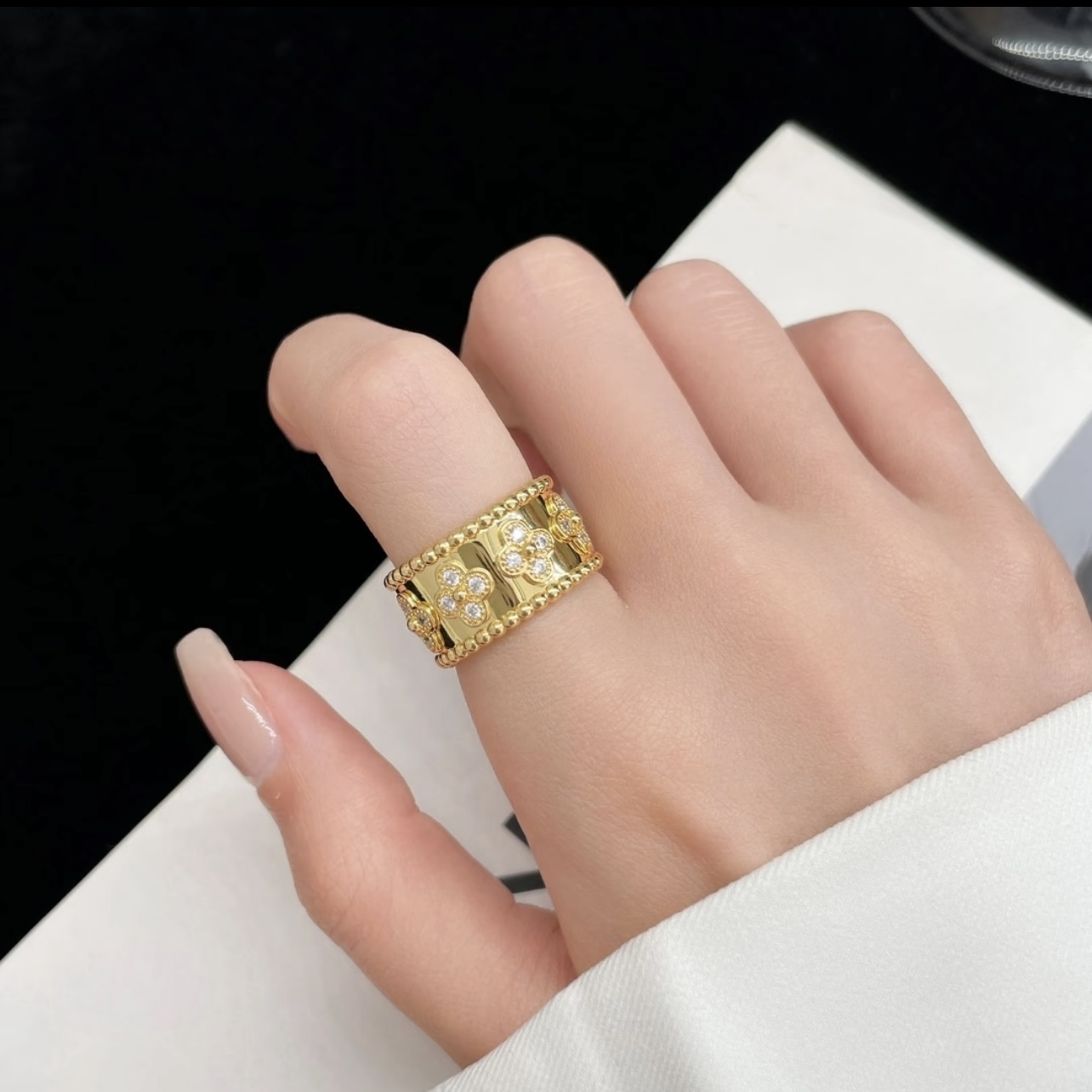 Van Cleef Arpels Bague Perlee Clovers Métal argenté avec accents de diamants transparents Métal doré jaune avec accents de diamants transparents Métal doré rose avec accents de diamants transparents US 7