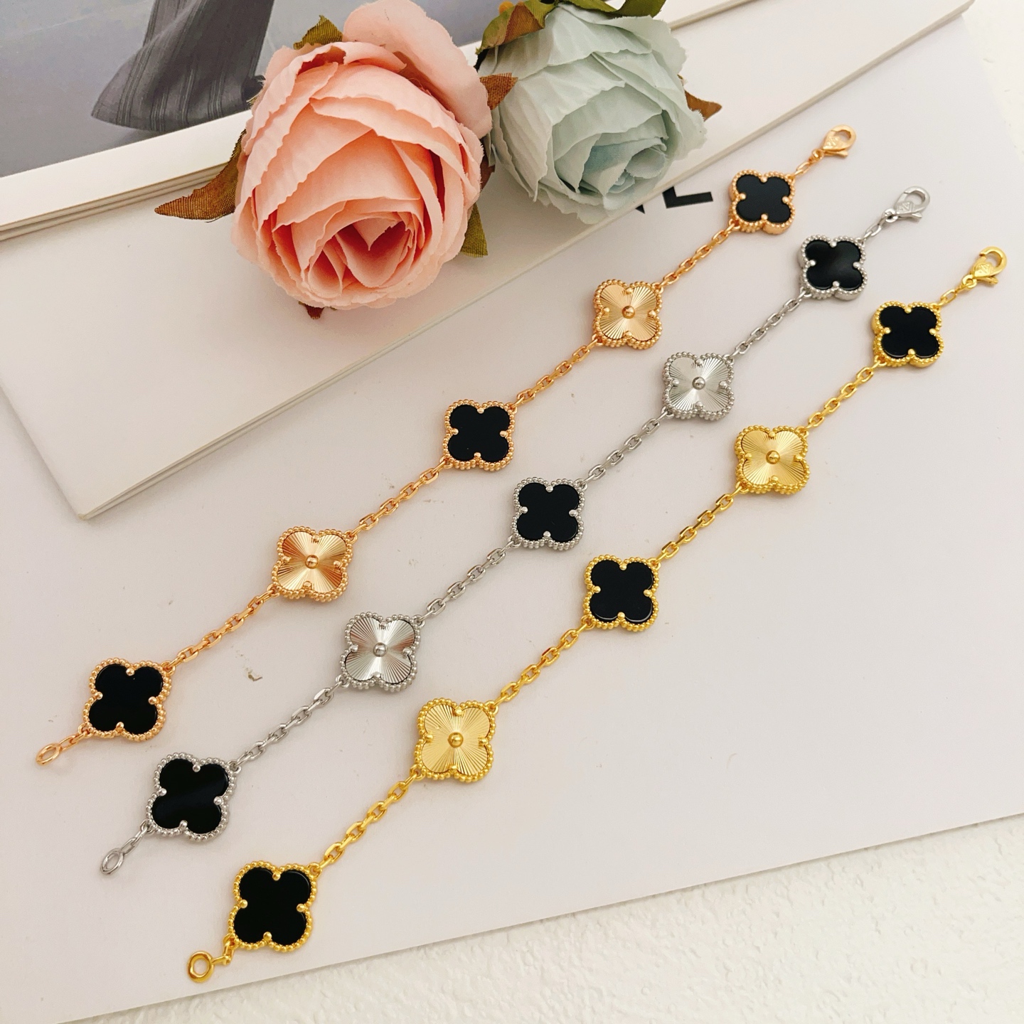 Van Cleef Arpels Alhambra bracelet Yellow gold with black onyx and guilloche gold clover motifs 18cm
