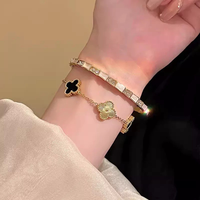 Van Cleef Arpels Alhambra bracelet Yellow gold with black onyx and guilloche gold clover motifs 18cm
