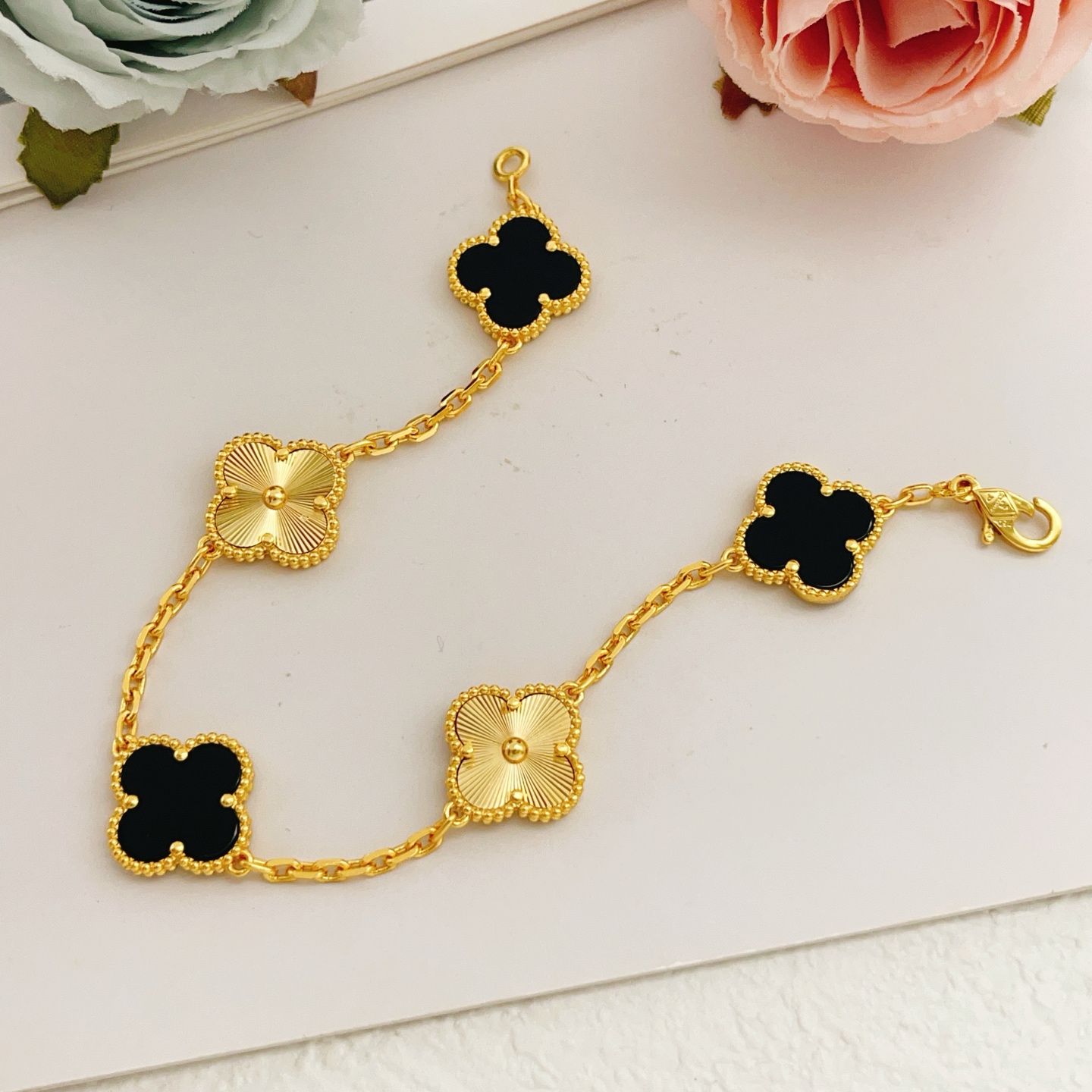 Van Cleef Arpels Alhambra bracelet Yellow gold with black onyx and guilloche gold clover motifs 18cm