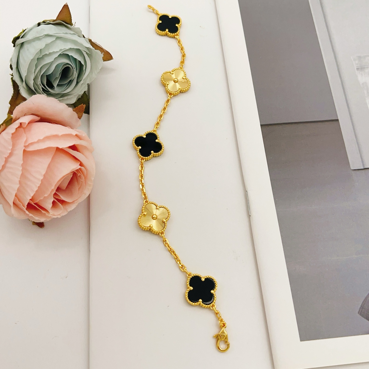 Van Cleef Arpels Alhambra bracelet Yellow gold with black onyx and guilloche gold clover motifs 18cm