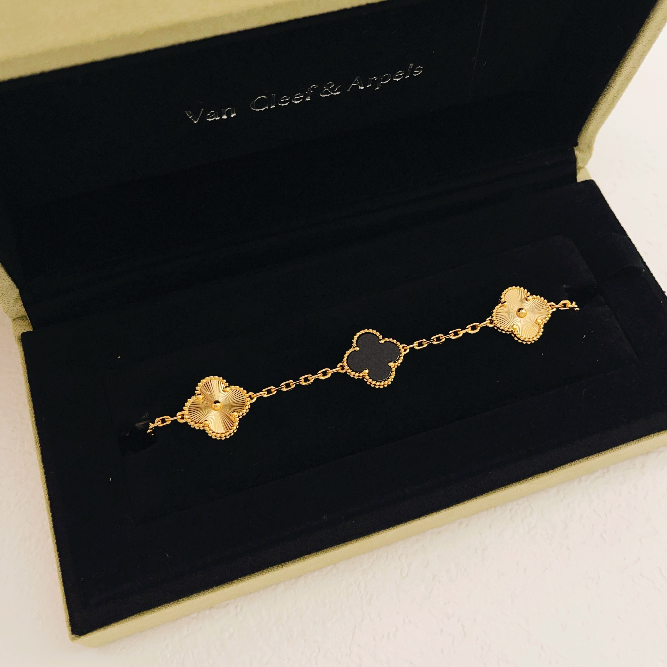 Van Cleef Arpels Alhambra bracelet Yellow gold with black onyx and guilloche gold clover motifs 18cm