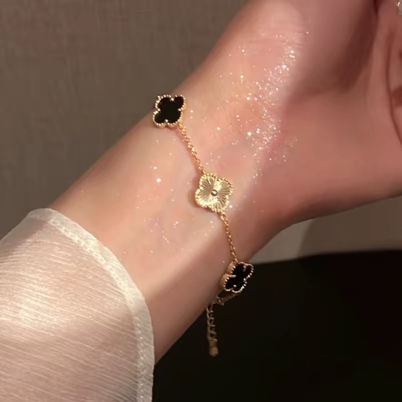 Van Cleef Arpels Alhambra bracelet Yellow gold with black onyx and guilloche gold clover motifs 18cm