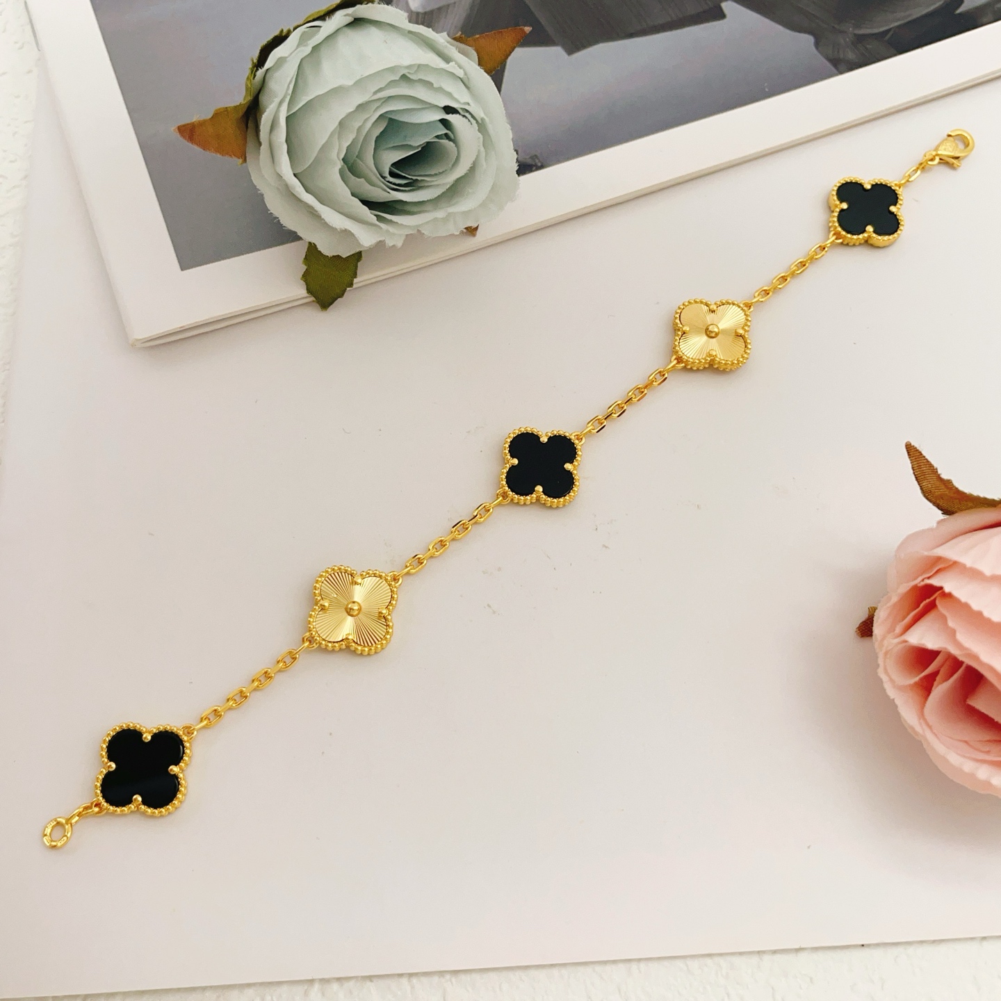 Van Cleef Arpels Alhambra bracelet Yellow gold with black onyx and guilloche gold clover motifs 18cm