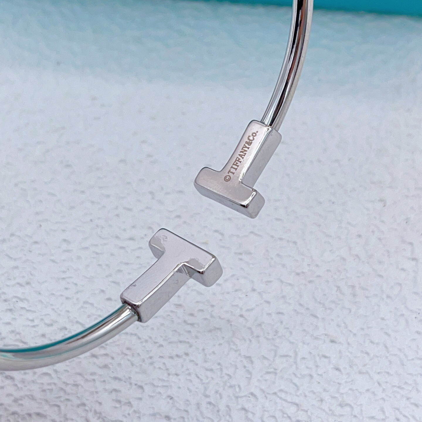 Tiffany Co T Wire bracelet Silver-toned metal with white mother-of-pearl inlay gold-toned metal with white mother-of-pearl inlay gold-toned metal with pink mother-of-pearl inlay 17cm inner circumference