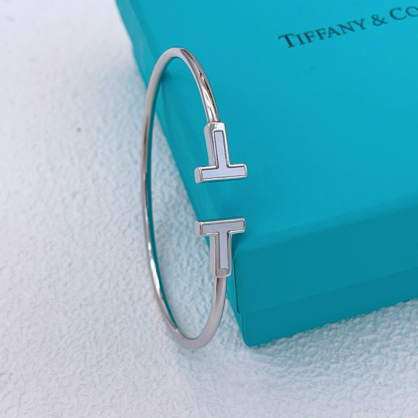 Tiffany Co T Wire bracelet Silver-toned metal with white mother-of-pearl inlay gold-toned metal with white mother-of-pearl inlay gold-toned metal with pink mother-of-pearl inlay 17cm inner circumference