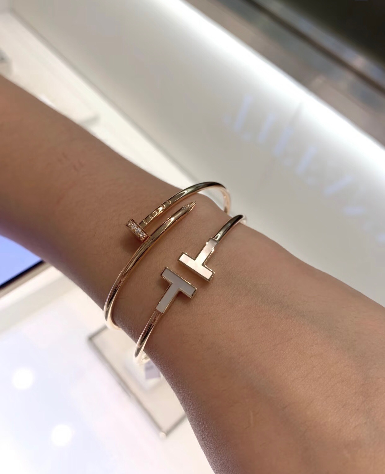 Tiffany Co T Wire bracelet Silver-toned metal with white mother-of-pearl inlay gold-toned metal with white mother-of-pearl inlay gold-toned metal with pink mother-of-pearl inlay 17cm inner circumference
