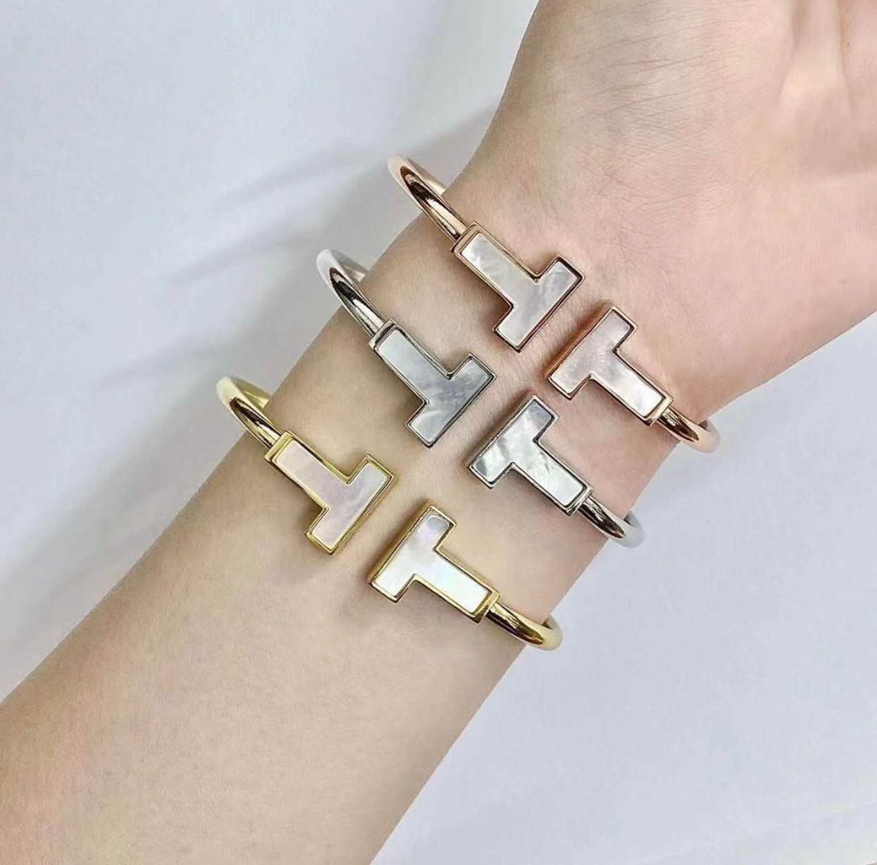 Tiffany Co T Wire bracelet Silver-toned metal with white mother-of-pearl inlay gold-toned metal with white mother-of-pearl inlay gold-toned metal with pink mother-of-pearl inlay 17cm inner circumference