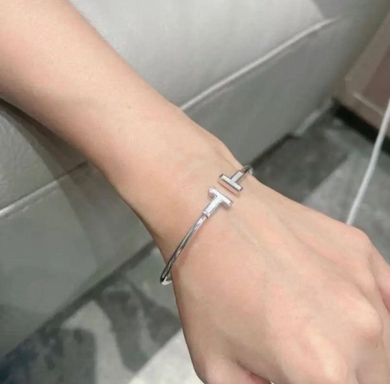 Tiffany Co T Wire bracelet Silver-toned metal with white mother-of-pearl inlay gold-toned metal with white mother-of-pearl inlay gold-toned metal with pink mother-of-pearl inlay 17cm inner circumference