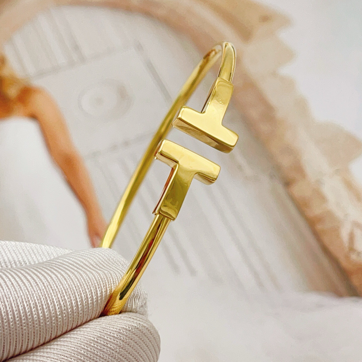 Tiffany Co T Wire bracelet 18k yellow gold 17cm inner circumference